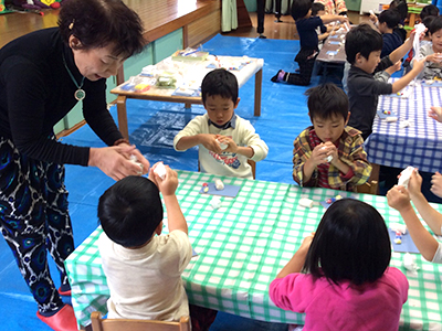 保育園で「干支のにわとり作り」粘土教室 メイン画像