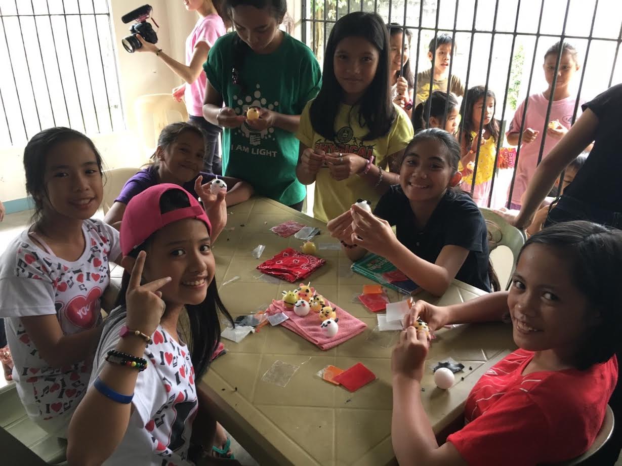 フィリピンの子どもたちと一緒にキャンドル作りに挑戦！！ メイン画像