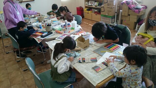 支援学級の児童と地元の高校生ボランティアで「まんげきょうづくり」 イベント工作キットの「たのつく」